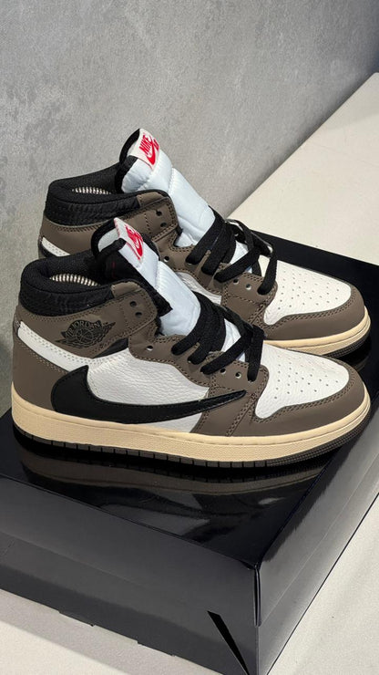 NIKE JORDAN RETRO 1 TRAVIS SCOTT BLANCO CAFE