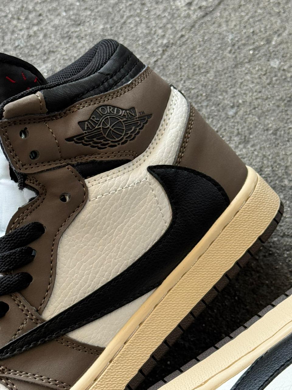 NIKE JORDAN RETRO 1 TRAVIS SCOTT BLANCO CAFE