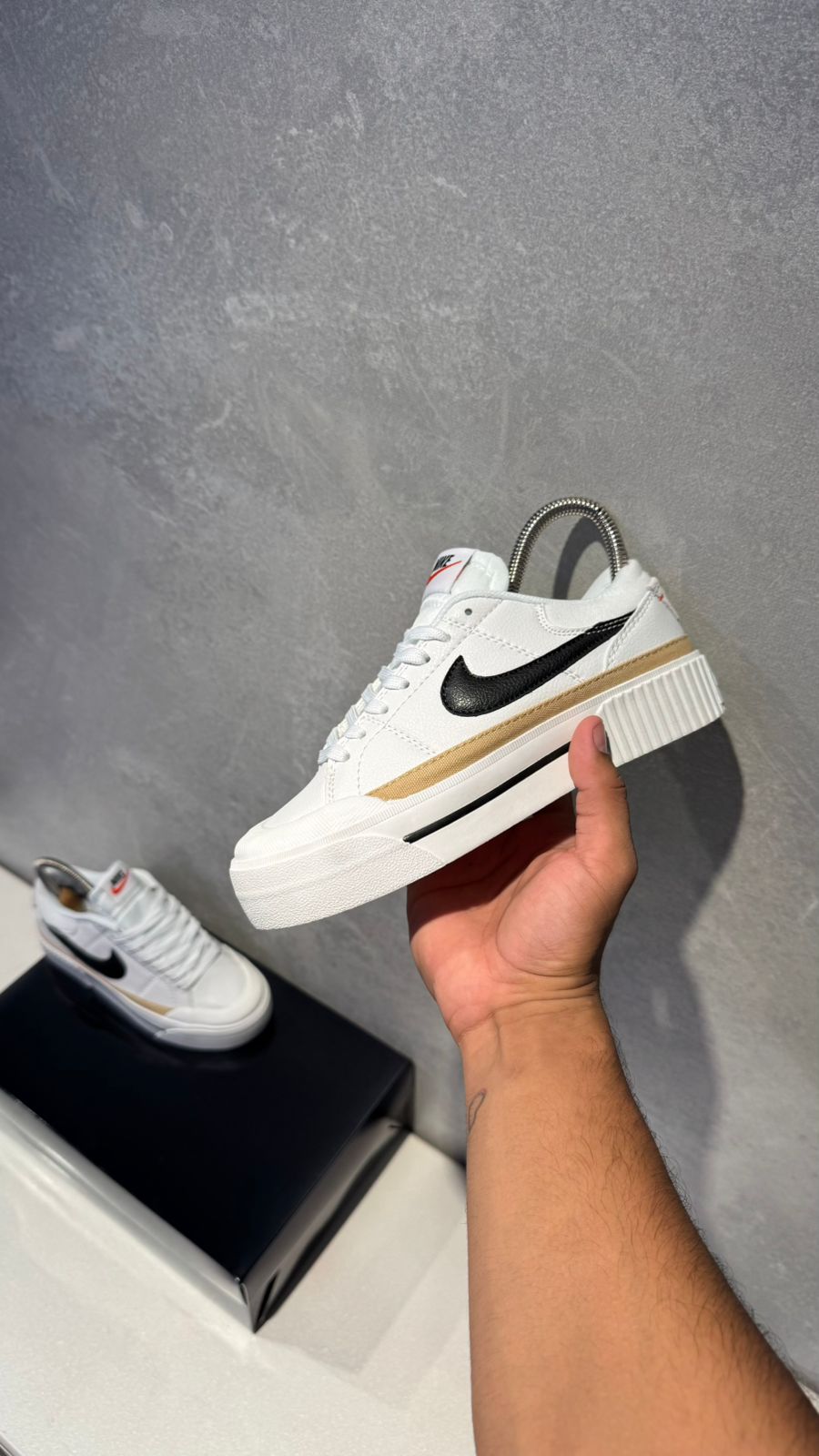 NIKE LEGACY BLANCO NEGRO PROMO