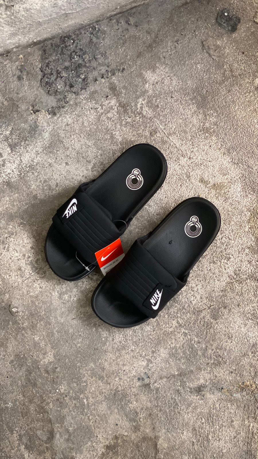 NIKE PANTUFLA NEGRA