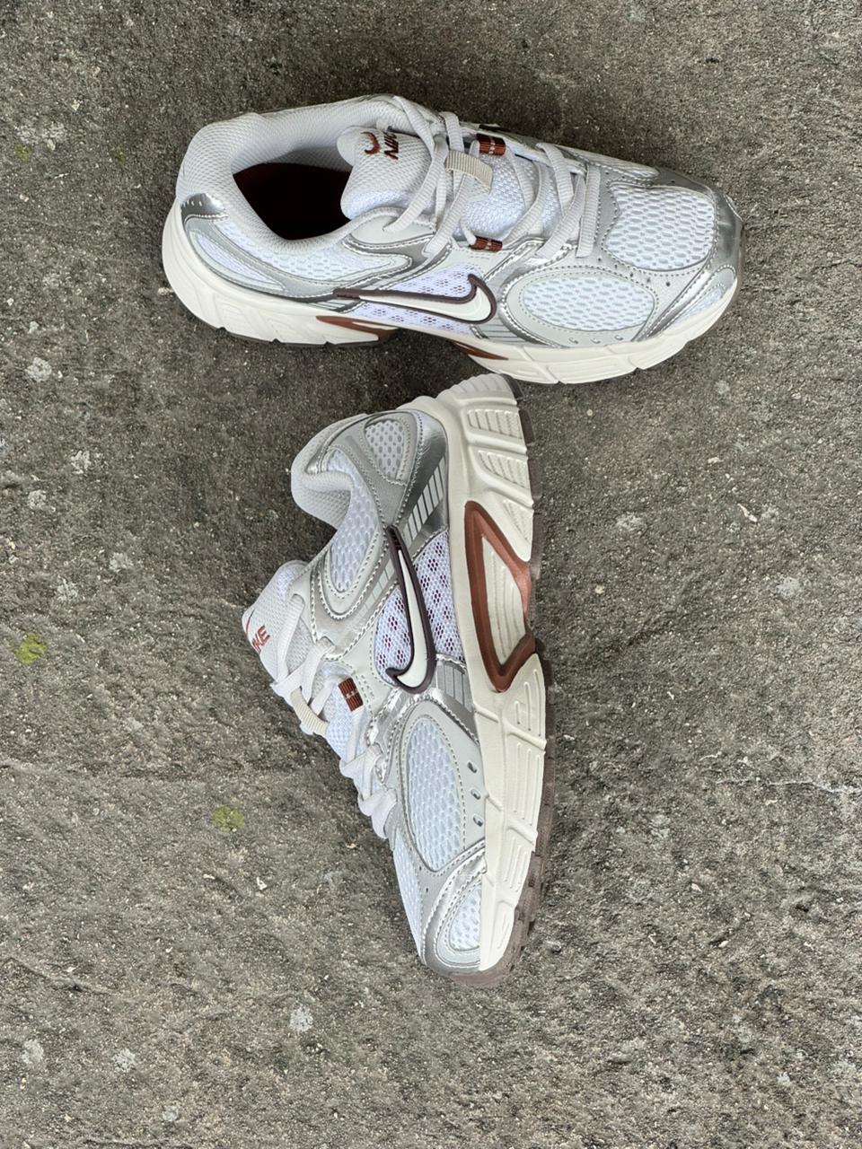 NIKE RNR BLANCO PLATA CAFE