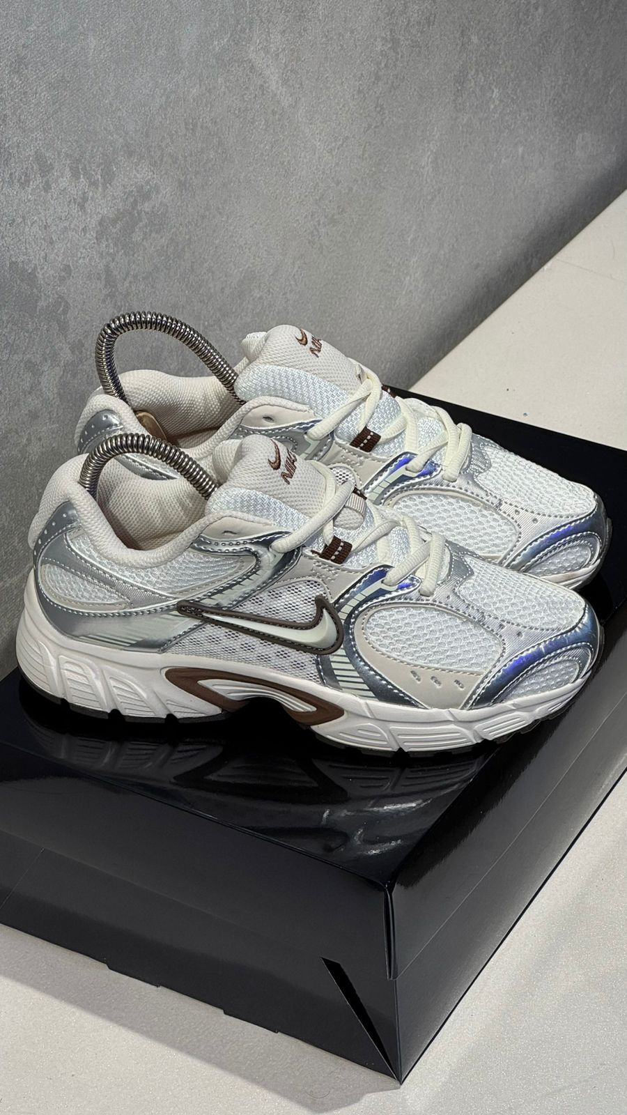 NIKE RNR BLANCO PLATA CAFE