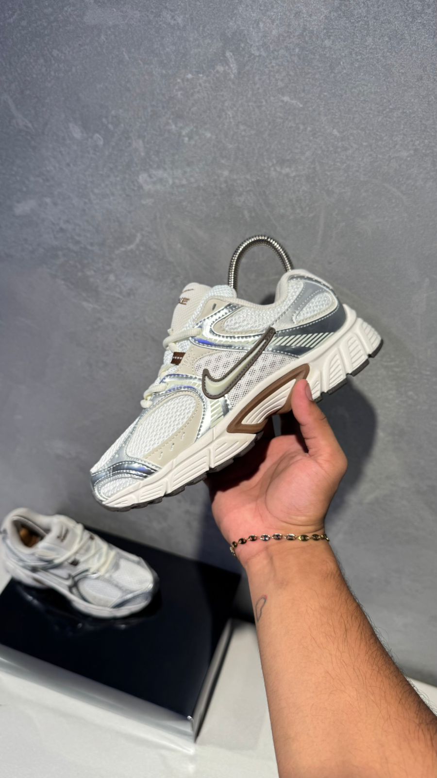 NIKE RNR BLANCO PLATA CAFE