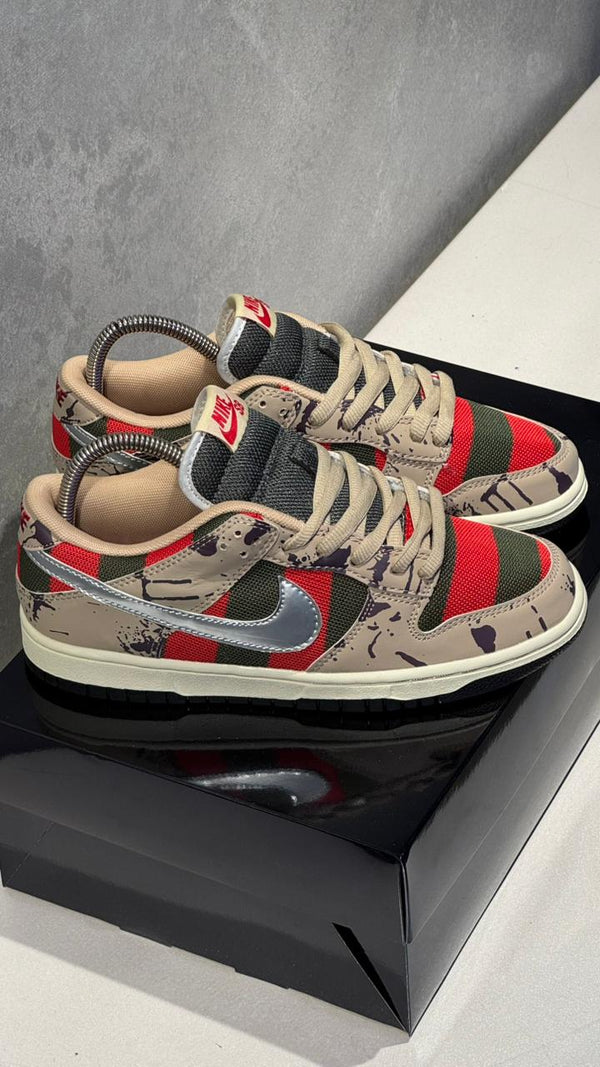 NIKE SB DUNK CHUCKYLEITOR