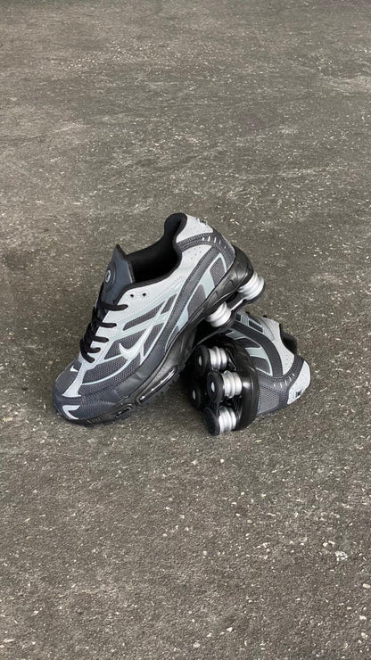 NIKE SHOX SUPREME NEGRO GRIS