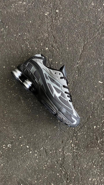 NIKE SHOX SUPREME NEGRO GRIS