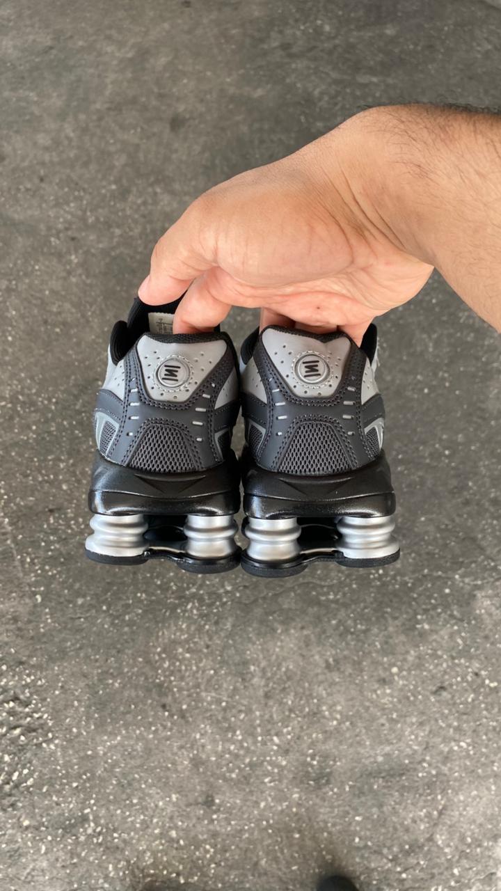NIKE SHOX SUPREME NEGRO GRIS