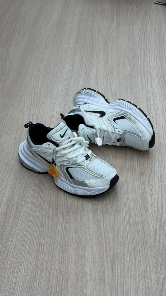 NIKE SKATE BLANCO CHULO NEGRO