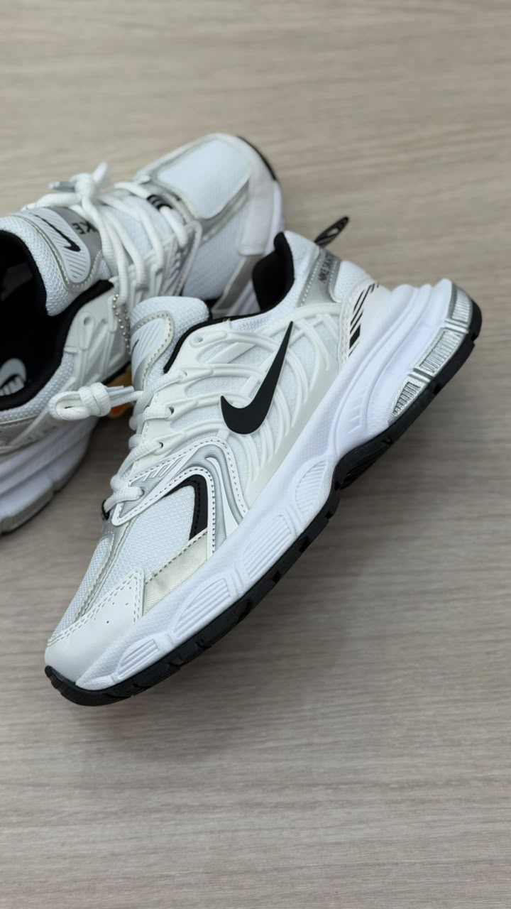 NIKE SKATE BLANCO CHULO NEGRO
