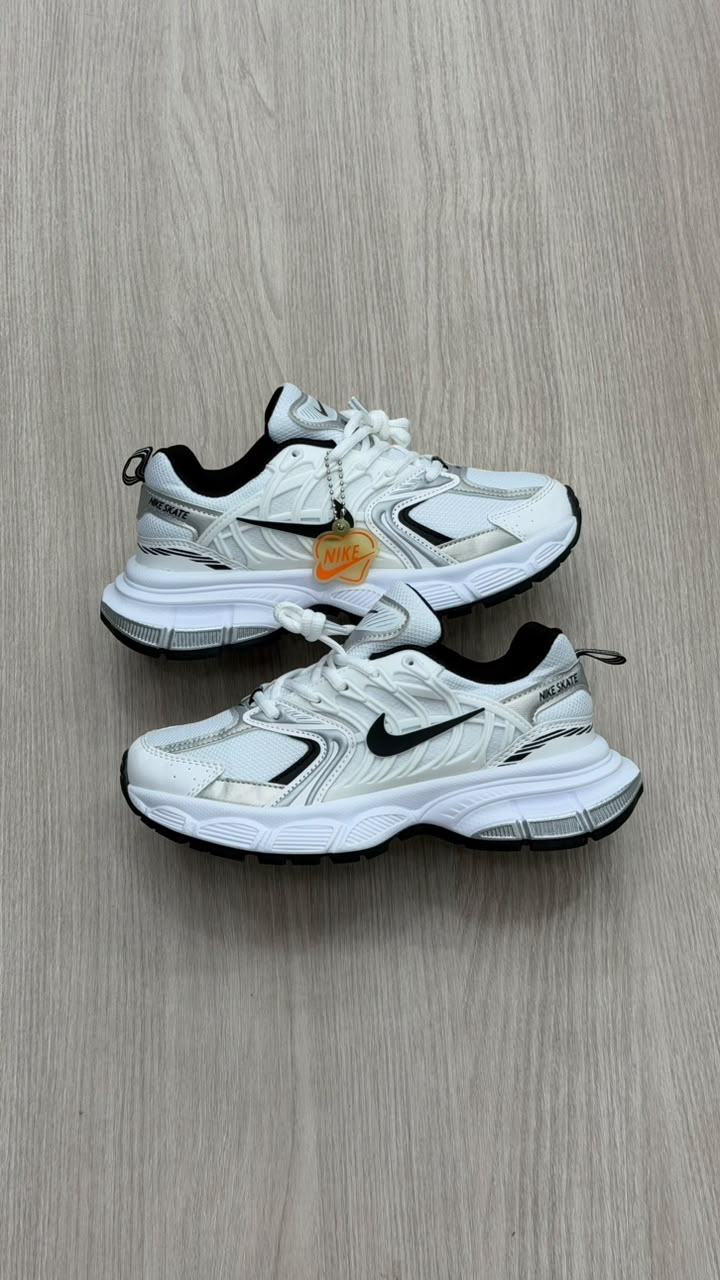 NIKE SKATE BLANCO CHULO NEGRO