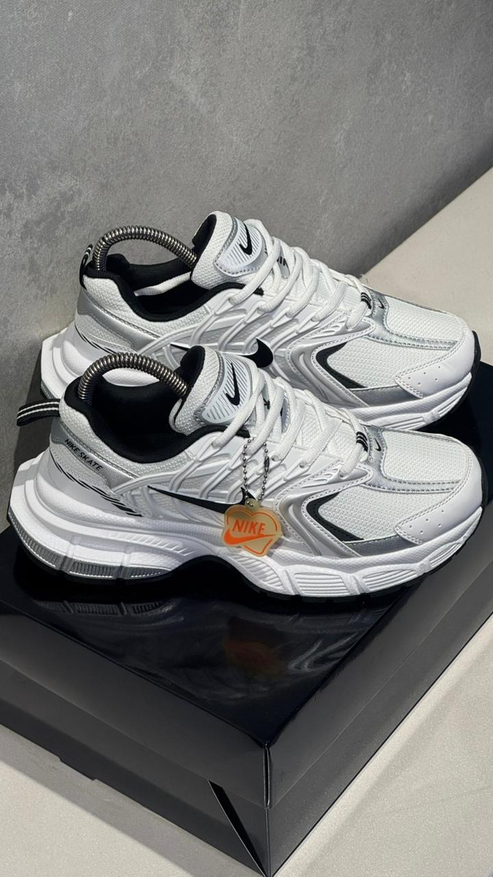 NIKE SKATE BLANCO NEGRO