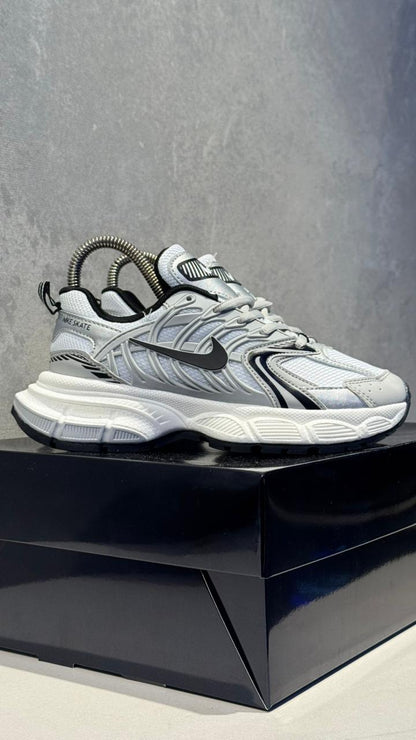 NIKE SKATE GRIS BLANCO CHULO NEGRO