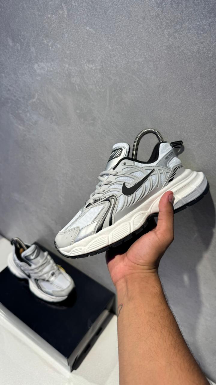 NIKE SKATE GRIS BLANCO CHULO NEGRO