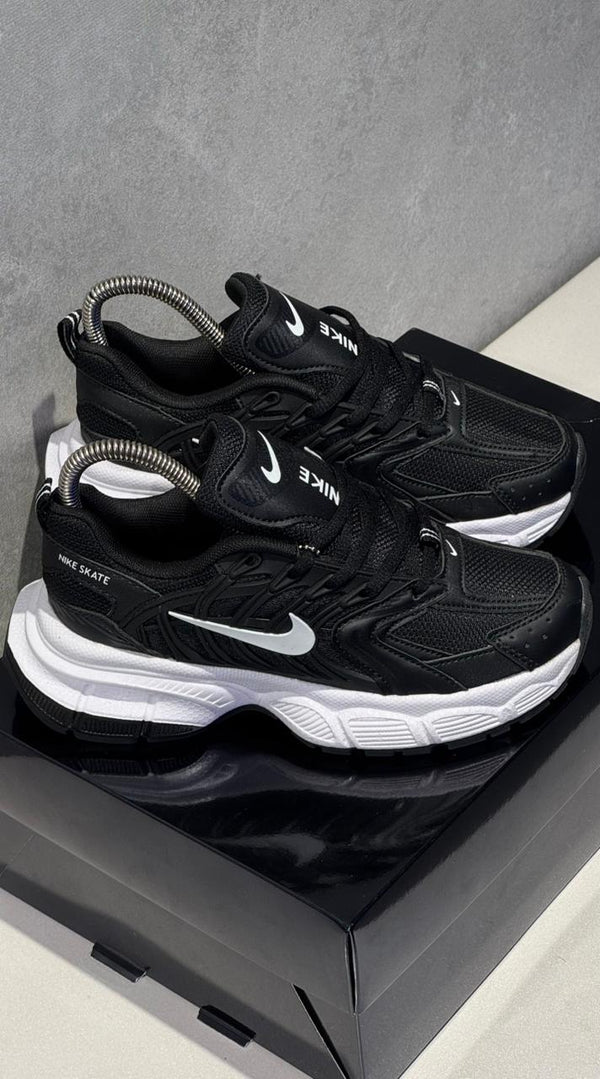 NIKE SKATE NEGRO BLANCO PROMO
