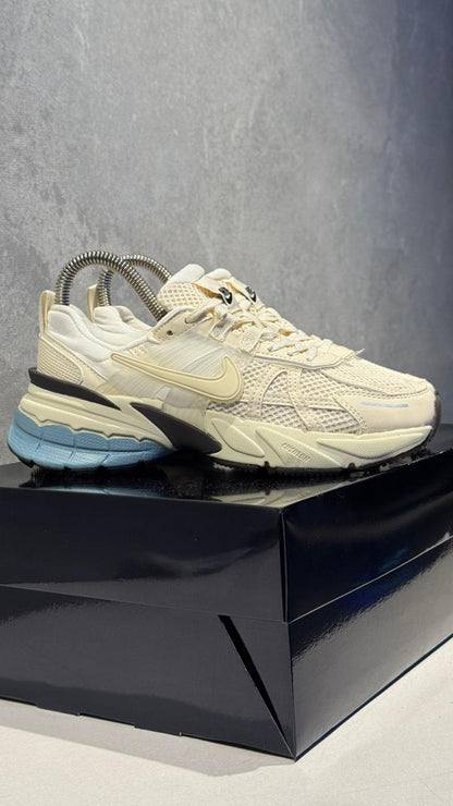 NIKE V2K BEIGE CREMA