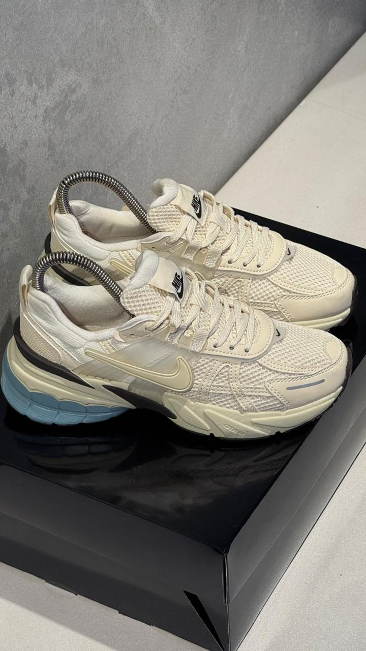NIKE V2K BEIGE CREMA