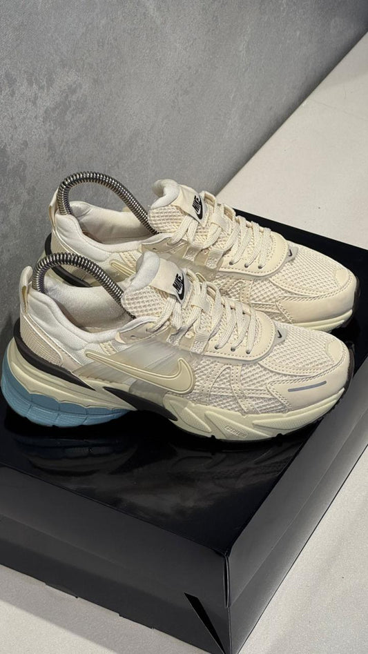 NIKE V2K BEIGE CREMA