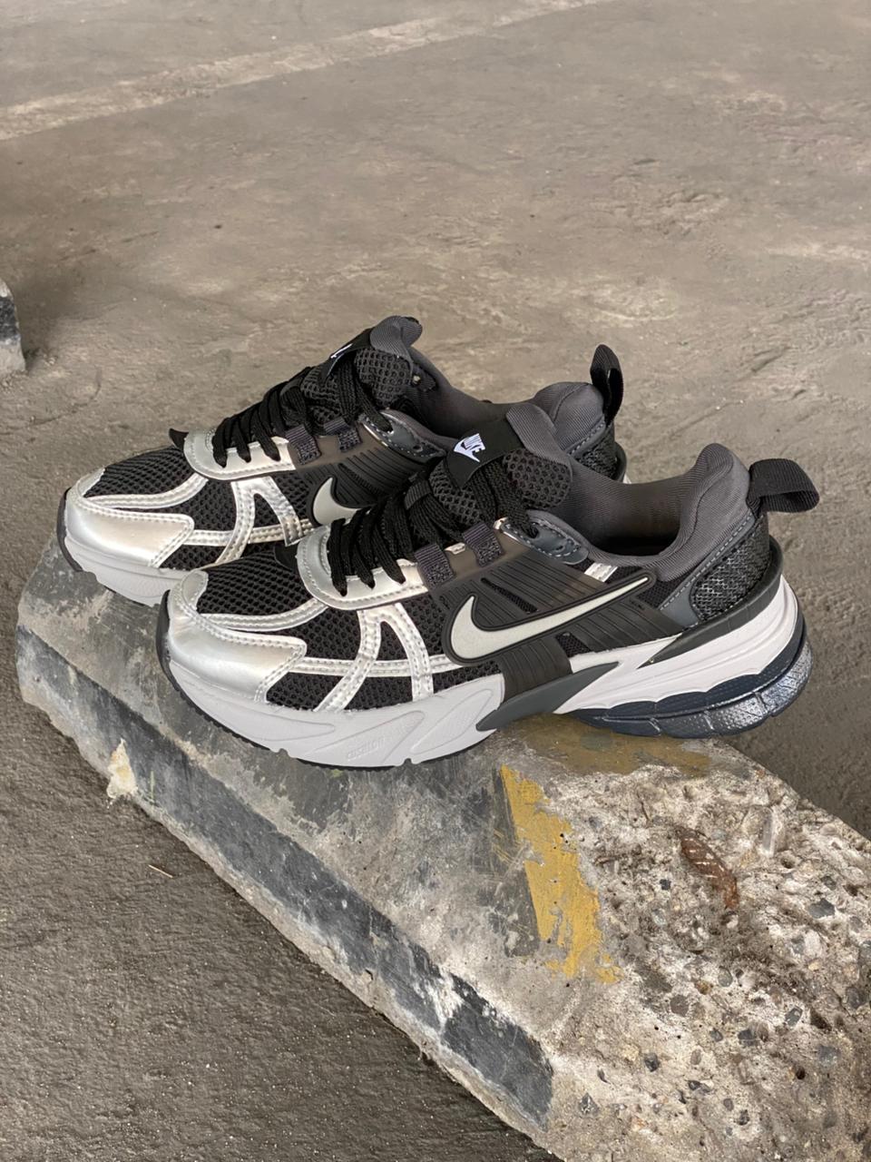 NIKE V2K NEGRO PLATA