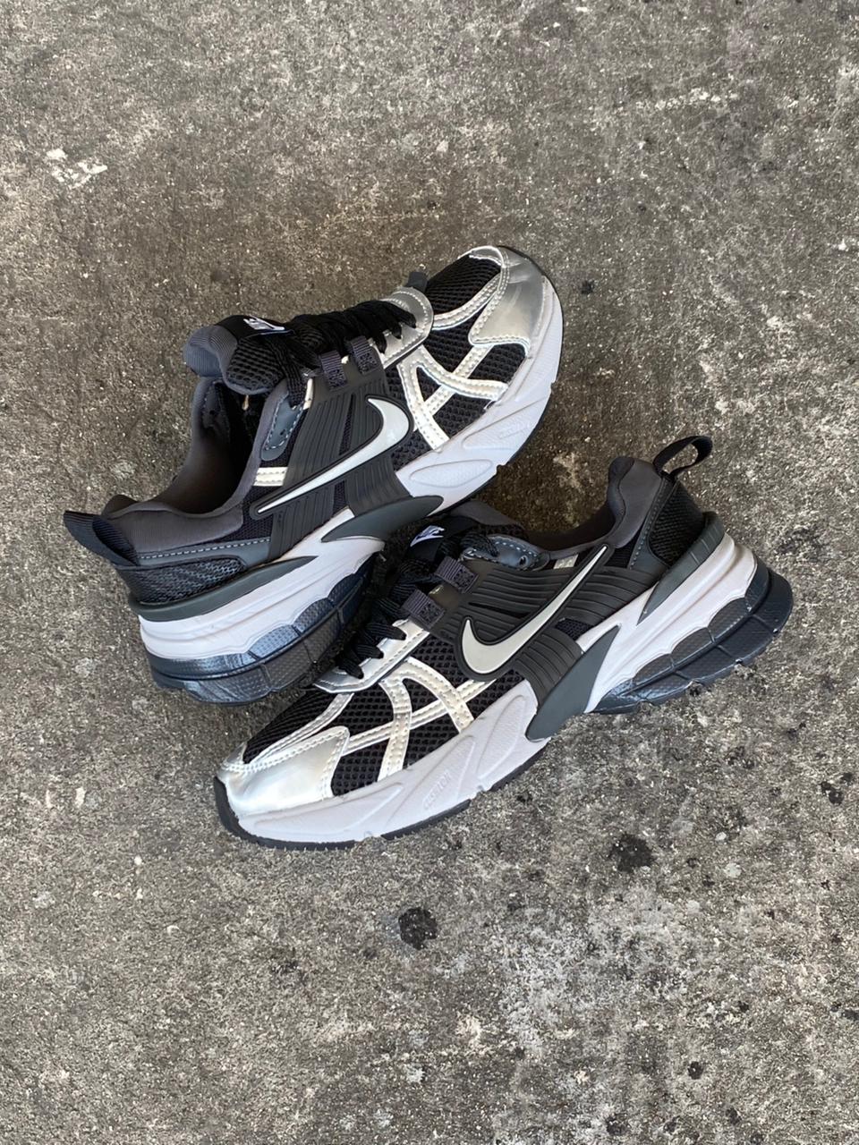 NIKE V2K NEGRO PLATA