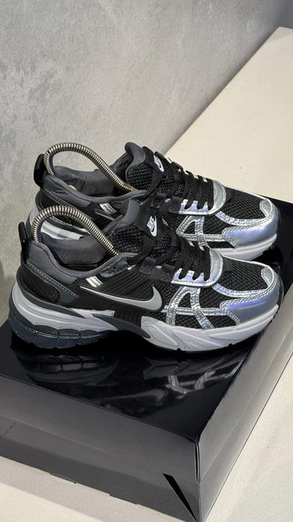 NIKE V2K NEGRO PLATA