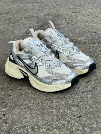 NIKE V3K PLATA NEGRO