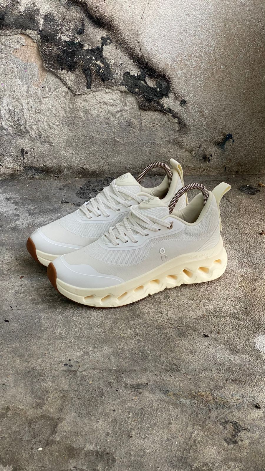 ON CLOUD GRAFITY BLANCO BEIGE
