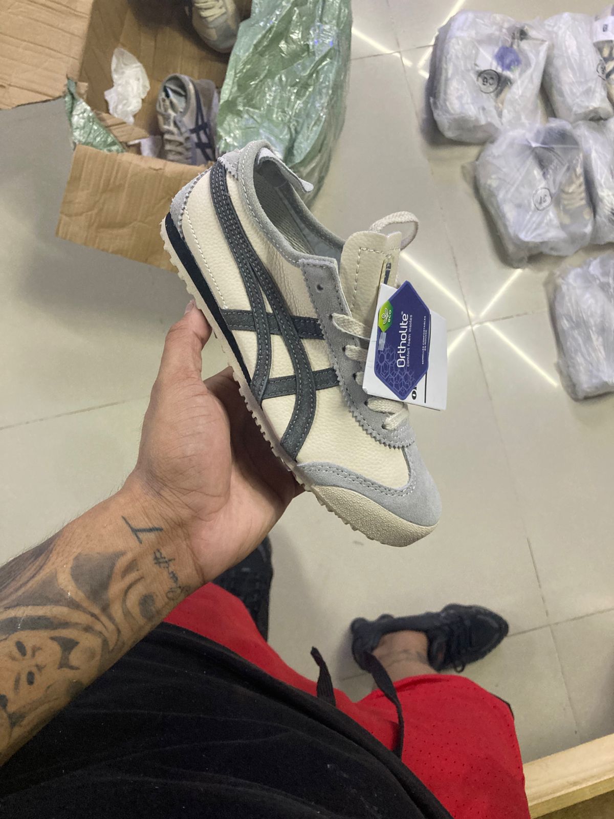 ONISUKA TIGER BEIGE  GRIS OSCURO