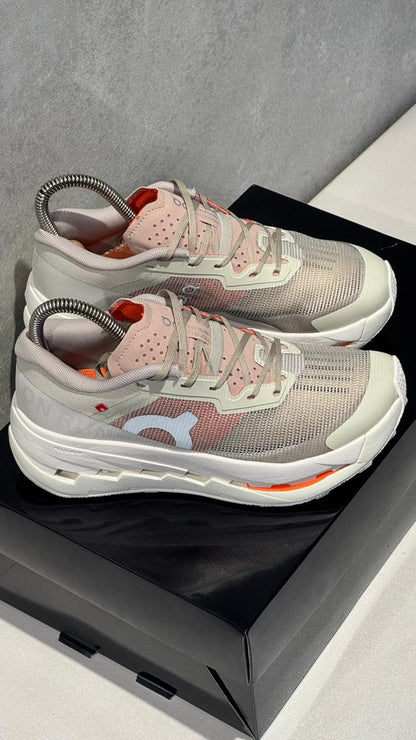 ON RUNNING BEIGE NARANJA