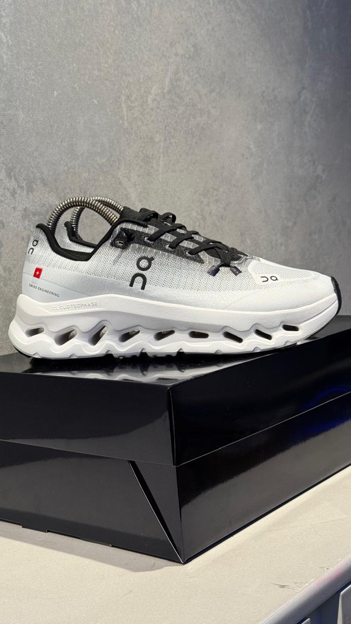 ON RUNNING BLANCO GRIS NEGRO