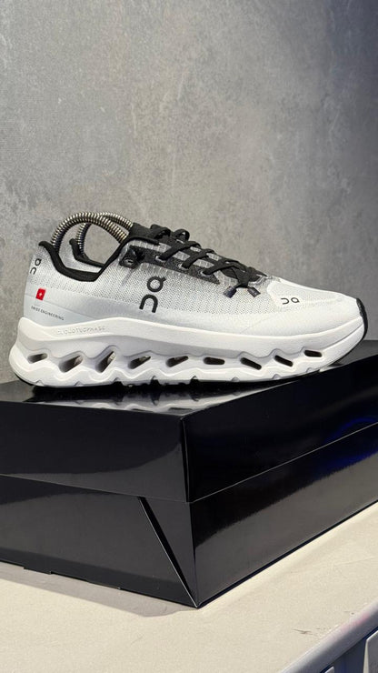 ON RUNNING BLANCO GRIS NEGRO