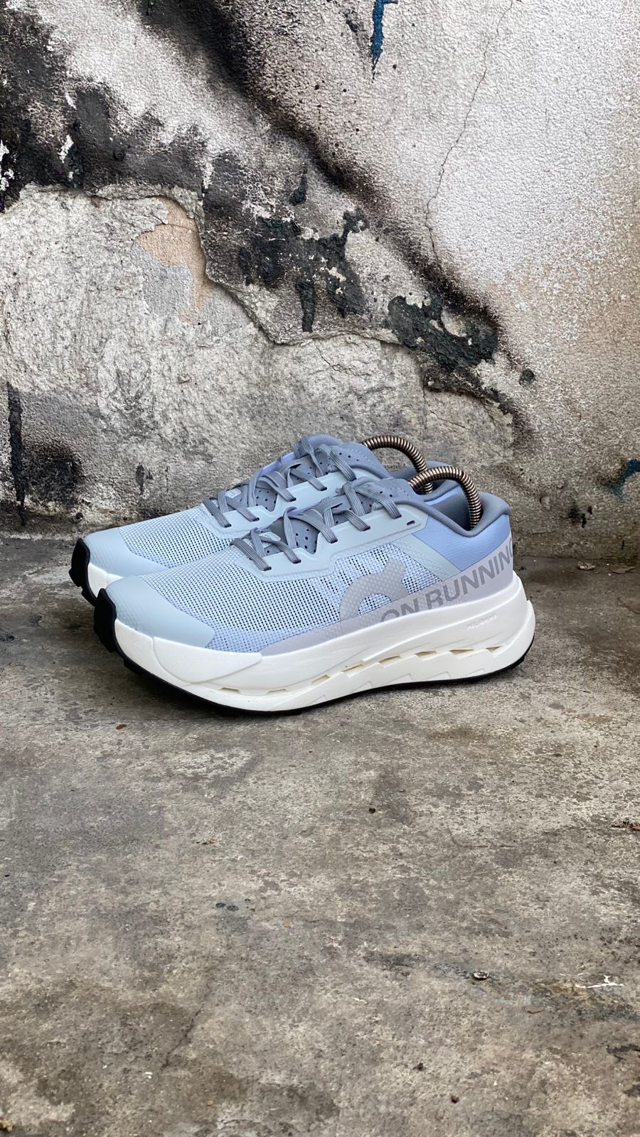 ON RUNNING TOP BLANCO AZUL