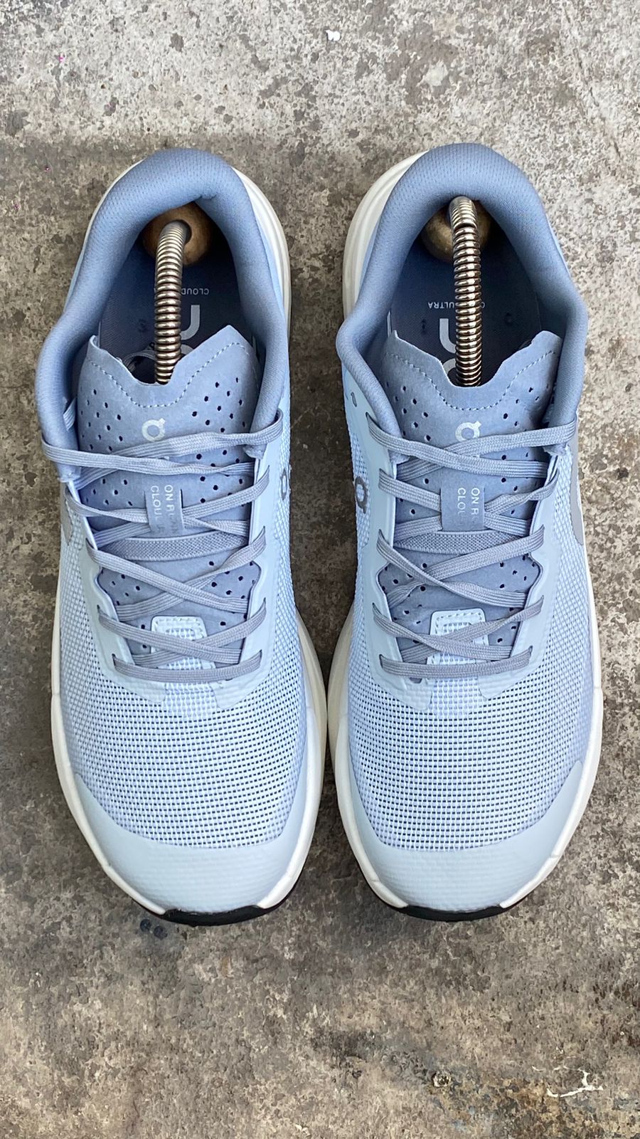 ON RUNNING TOP BLANCO AZUL