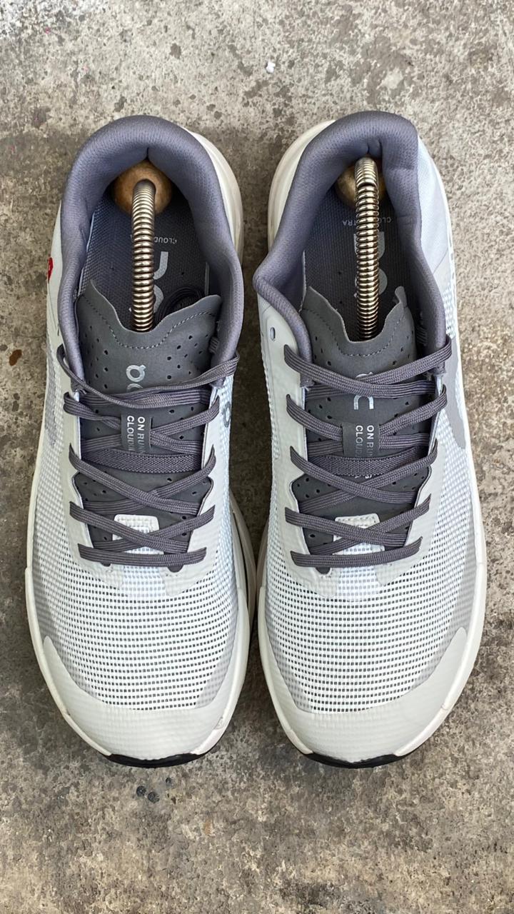 ON RUNNING TOP BLANCO GRIS