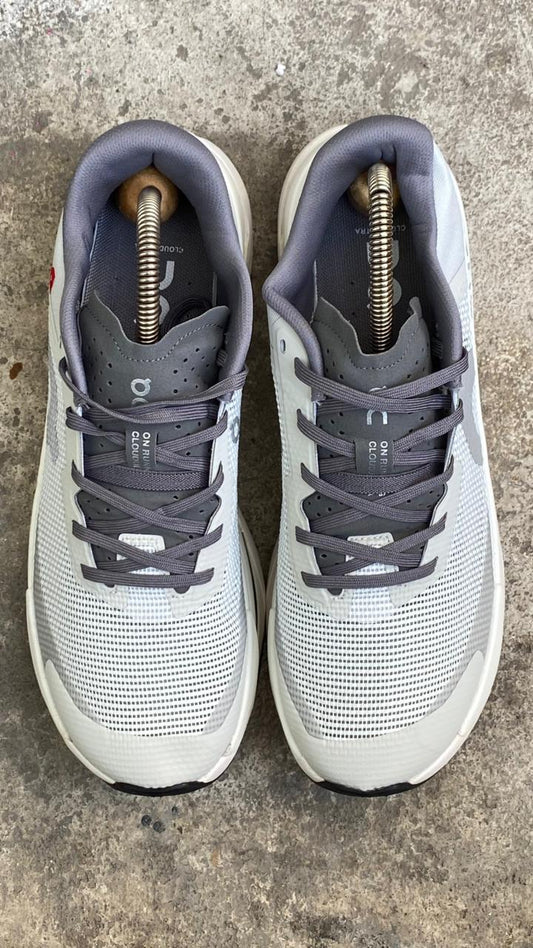 ON RUNNING TOP BLANCO GRIS