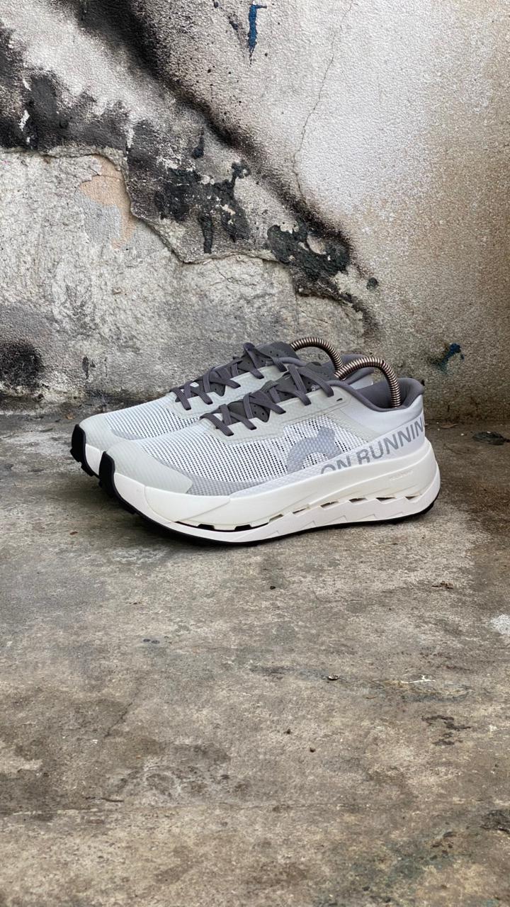ON RUNNING TOP BLANCO GRIS