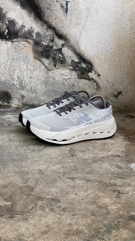 ON RUNNING TOP BLANCO GRIS
