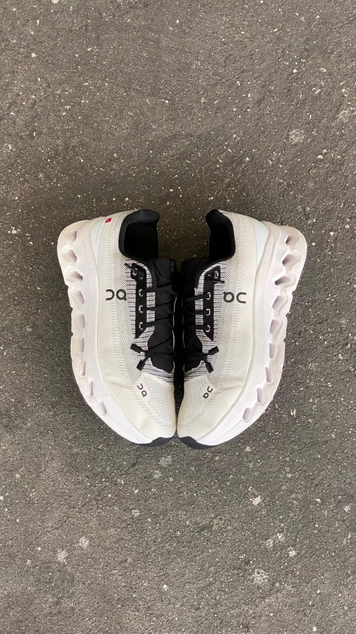 ON RUNNING BLANCO GRIS NEGRO