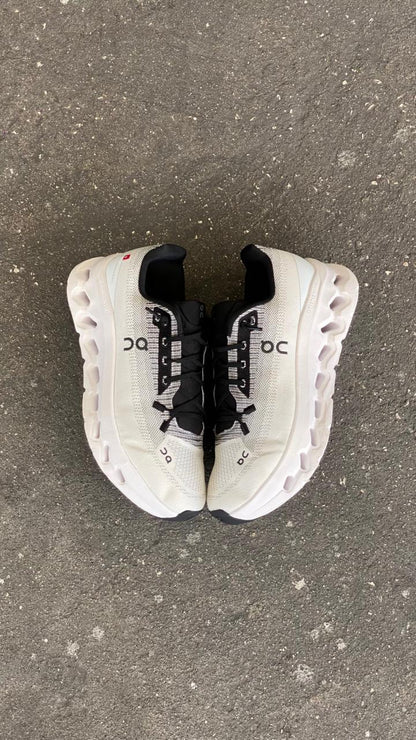 ON RUNNING BLANCO GRIS NEGRO