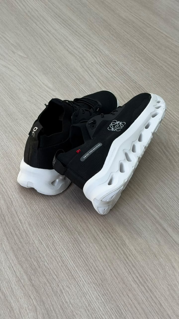 ON RUNNING LOEWE X CLOUDTILT NEGRO BLANCO