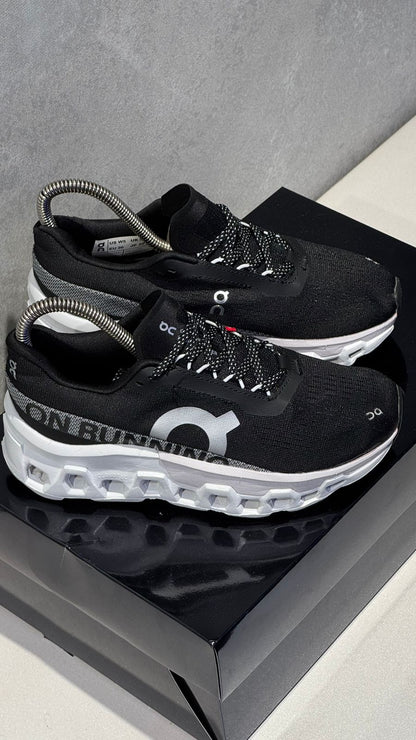 ON RUNNING NEGRO BLANCO PROMO