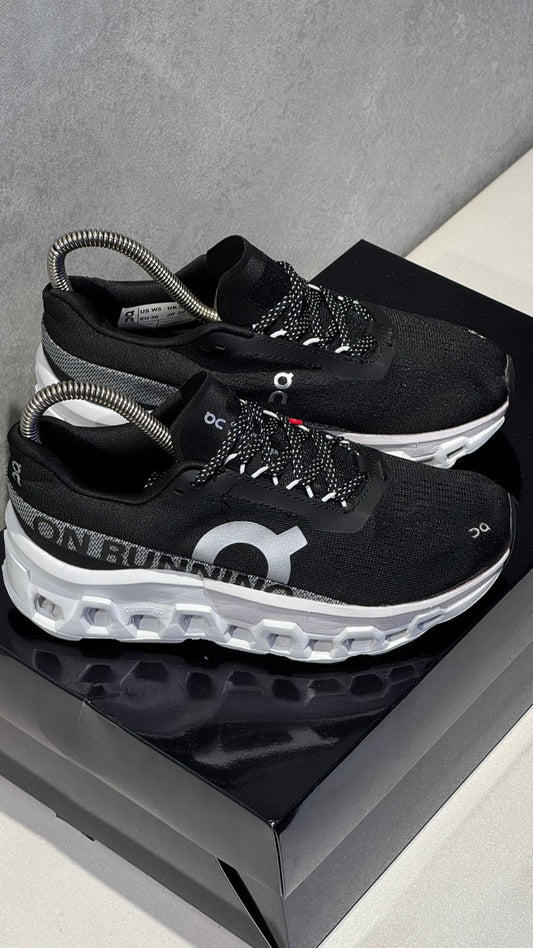 ON RUNNING NEGRO BLANCO PROMO