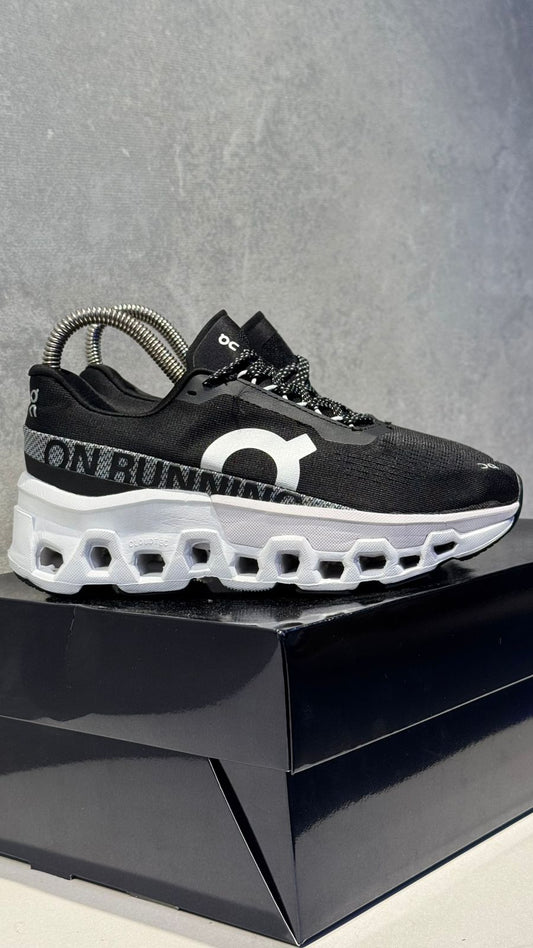 ON RUNNING NEGRO BLANCO PROMO