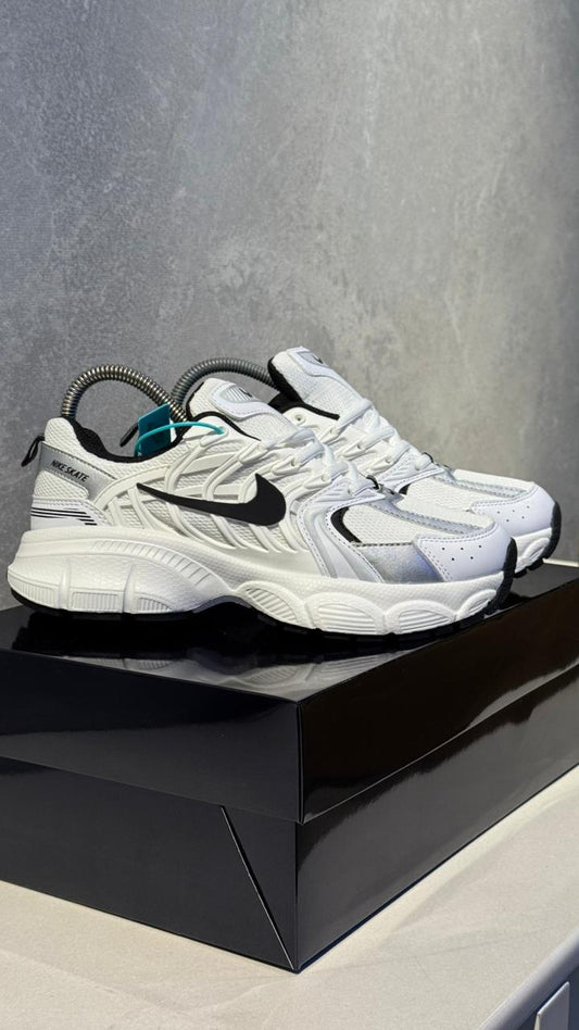 NIKE SKATE BLANCO CHULO NEGRO