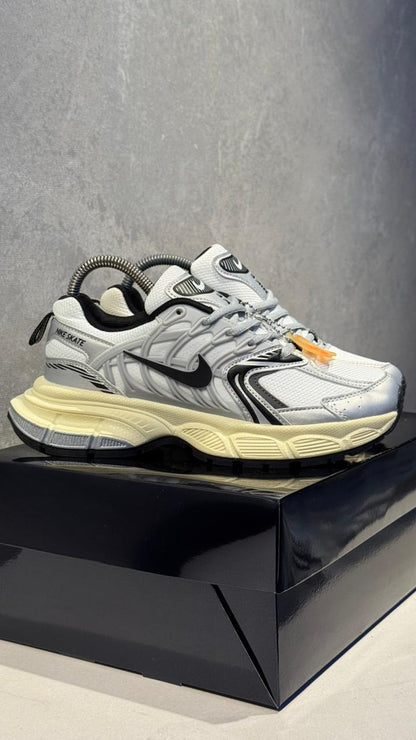 NIKE SKATE BEIGE GRIS NEGRO