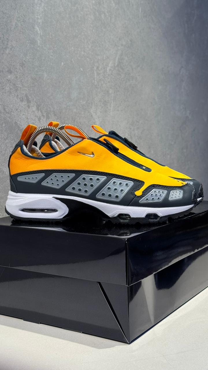 NIKE SUNDER NARANJA NEGRO