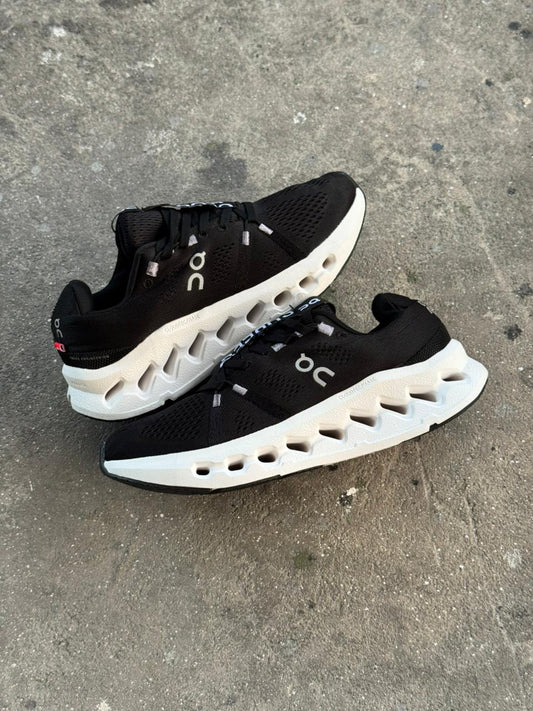 ON CLOUD SURFEL 7 NEGRO BLANCO.