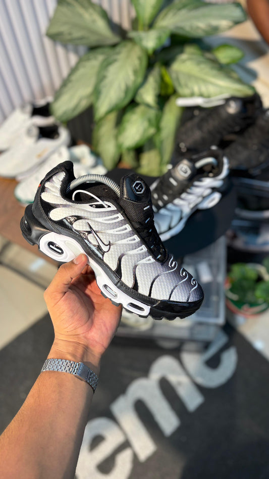 NIKE TN DIFUMINADO NEGRO BLANCO