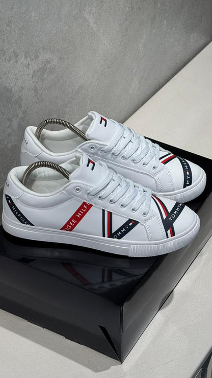 TOMMY HILFIGER ZAPATILLA BLANCA AZUL ROJA