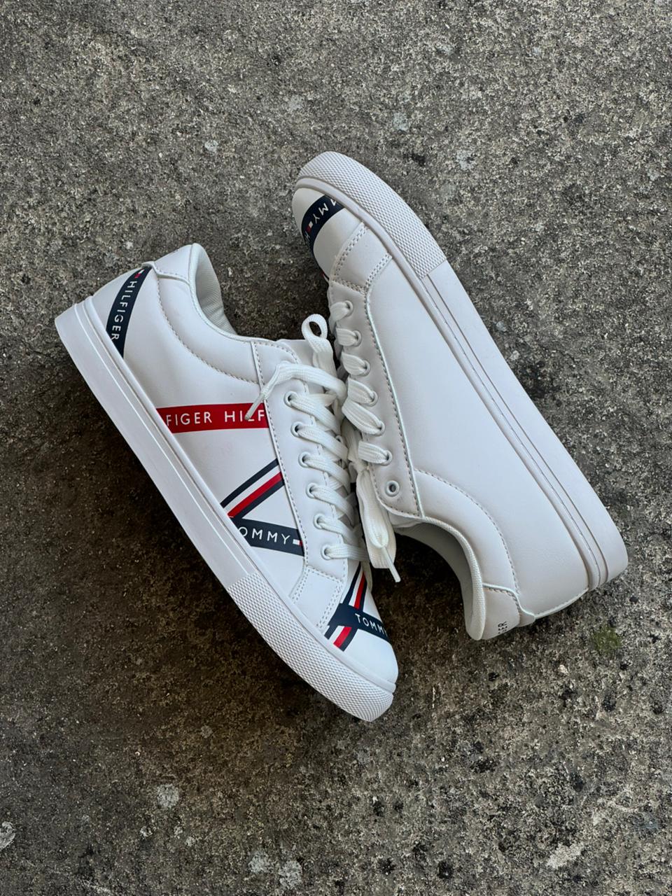 TOMMY HILFIGER ZAPATILLA BLANCA AZUL ROJA