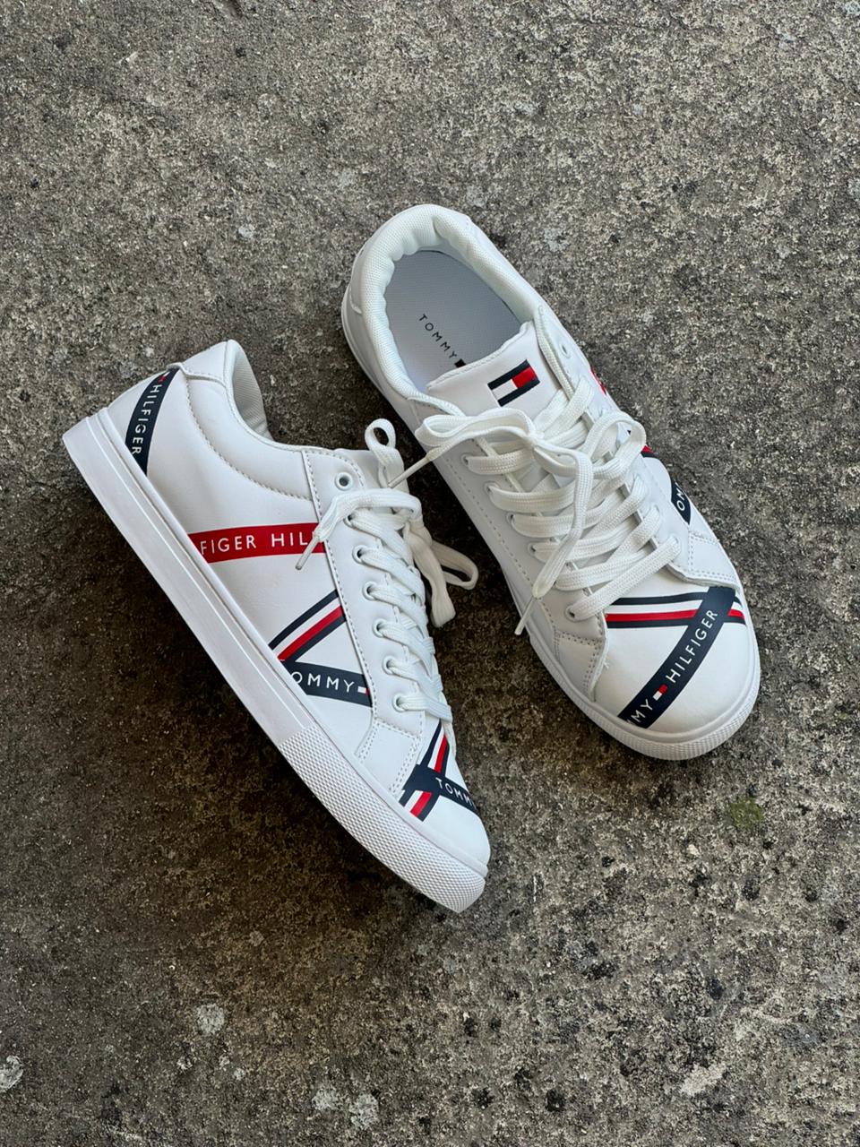 TOMMY HILFIGER ZAPATILLA BLANCA AZUL ROJA
